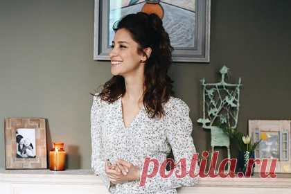 Российская актриса показала квартиру в «грузинском» стиле. Российская актриса Равшана Куркова показала «квартиру мечты», приобретенную несколько лет назад. Интерьер жилища, по словам звезды, выполнен в «грузинском» стиле. Квартира разделена на общее пространство и приватную зону. Спальню, детскую, гардеробную и ванную комнаты Куркова оставила за кадром.