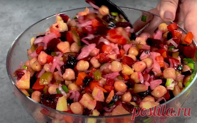 Винегрет так мало кто готовит, а зря. Что нужно добавлять вместо зеленого горошка и фасоли Винегрет — это классическое русское блюдо, которое стало неотъемлемой частью национальной кухни. Он представляет собой салат, состоящий из отварных овощей, зелени и заправки, чаще всего на основе растительного масла и уксуса. Это блюдо отличается ярким, насыщенным вкусом и разнообразием текстур, что делает его популярным как на праздничных столах, так и в повседневном меню. Происхождение винегрета […]