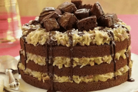 CRAZY CAKE ("Сумасшедший" пирог)
Очень пышный, воздушный, мягкий и влажный шоколадный пирог, который, благодаря присутствию крема, можно смело считать тортом.
Продукты: 
- 2 стакана кефира 
- 2 стакана муки; 
- 1,5 стакана сахара; 
- 6 ст. л. какао; 
- 4 ч. л. разрыхлителя. 
- 3 яйца 
Для крема: 
- 2 стакана молока 
- 1 стакан сахара; 
- 3 ст. л. муки; 
- 1 яйцо 
Приготовление: 
Смешать яйца,сахар и кефир все хорошо взбить. Добавить муку,какао и 
разрыхлитель перемешать. 
Вылить тесто в форму