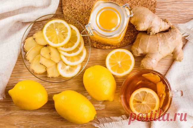 Врач рассказал о таящихся в лимоне опасностях для организма Мякоть и сок лимона содержат много кислот, а также пектина, сахара и кароти на. Находящийся в лимоне витамин С очень стабилен и не уменьшается в горячем чае.