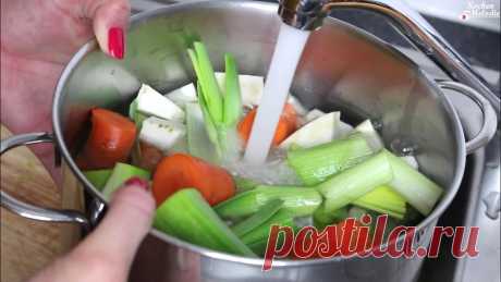 Hühnerbrühe mit Gemüse selber machen / Hühnersuppe gegen Erkältung Mein Tipp gegen Erkältung. Hühnersuppe mit Gemüse! Viel Spaß mit dem Video!➽➽ Folge mir auf INSTAGRAM: https://goo.gl/YyK8WS➽➽ Folge mir auf FACEBOOK: https:...