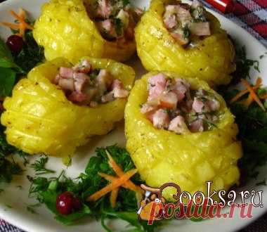 Горячая закуска "Лапти" Вкусная, эффектная закуска для праздничного стола! Ваши гости, особенно дети, будут в восторге! Картофель (средний) — 4 шт; Ветчина — 40 г; Сыр полутвердый — 20-30 г; Зелень (ассорти) — 1 пуч.; Приправа для картофеля (по вкусу) ; Масло растительное (немного) ; Чеснок (маленький) — 1 зуб.;