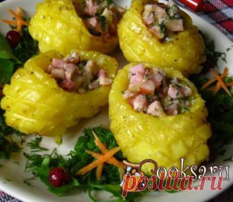 Горячая закуска &quot;Лапти&quot; Вкусная, эффектная закуска для праздничного стола! Ваши гости, особенно дети, будут в восторге! Картофель (средний) — 4 шт; Ветчина — 40 г; Сыр полутвердый — 20-30 г; Зелень (ассорти) — 1 пуч.; Приправа для картофеля (по вкусу) ; Масло растительное (немного) ; Чеснок (маленький) — 1 зуб.;