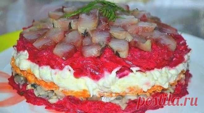 Очень вкусный салат с сельдью. Салат с сельдью даже вкуснее, чем обычная и привычная нам «селедка в шубе» 

        
        



Ингредиенты

Крупная свекла — 1 шт.
Средняя морковь — 1 шт.
Яйца — 2 шт.
Небольшая сельдь — 1 шт.
Маринованные грибы — 150 гр.
Майонез или сметана

Приготовление
Вареные свеклу,…