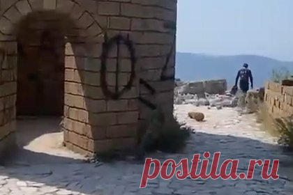 Туристы показали на видео оскверненную крепость российского курорта