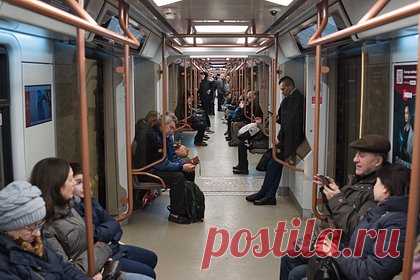 На Кольцевой ветке московского метро остановили движение