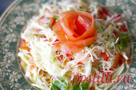 САЛАТ ИЗ КАПУСТЫ С РАЗНЫМИ ОВОЩАМИ..