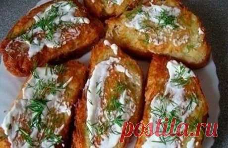 Румяные и ароматные, хрустящие и пикантные гренки для вашего застолья! Гости оценят!

ГОРЯЧИЕ БУТЕРБРОДЫ С КАРТОФЕЛЕМ

Ингредиенты:

- Картофель – 2 шт.
- Яйцо – 1 шт.
- Лук – 1 шт.
- Подсолнечное масло – 2 ст. л.
- Зелень петрушки – 20 гр.
- Сметана – 2 ст. л.
- Багет – 1 шт.
- Соль, перец.

Приготовление:

1.Картофель почистить и натереть на крупной терке.
2.Лук порезать маленькими кубиками и добавить к картофелю.
3.Вбить в картофельную смесь яйцо, добавить соль, перец и...