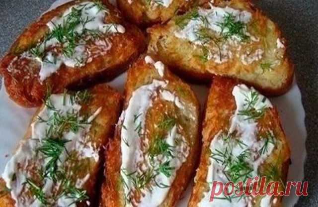 Румяные и ароматные, хрустящие и пикантные гренки для вашего застолья! Гости оценят!

ГОРЯЧИЕ БУТЕРБРОДЫ С КАРТОФЕЛЕМ

Ингредиенты:

- Картофель – 2 шт.
- Яйцо – 1 шт.
- Лук – 1 шт.
- Подсолнечное масло – 2 ст. л.
- Зелень петрушки – 20 гр.
- Сметана – 2 ст. л.
- Багет – 1 шт.
- Соль, перец.

Приготовление:

1.Картофель почистить и натереть на крупной терке.
2.Лук порезать маленькими кубиками и добавить к картофелю.
3.Вбить в картофельную смесь яйцо, добавить соль, перец и...