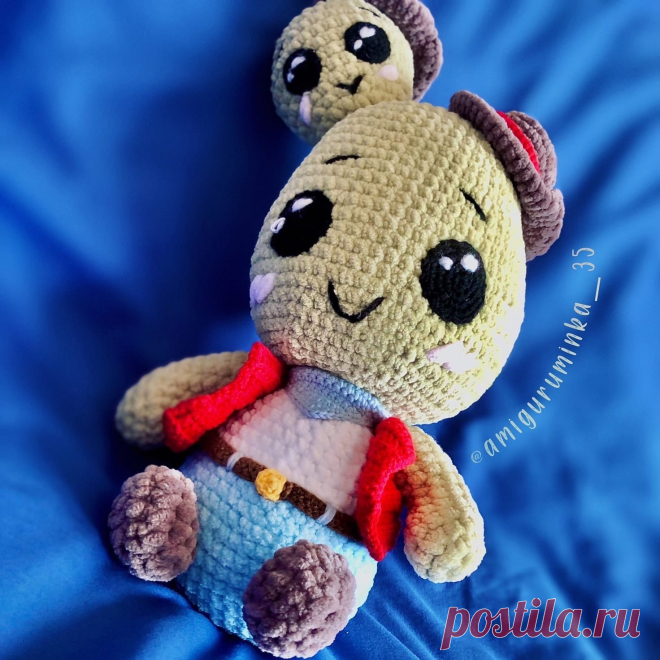 PDF Зелёный ковбой крючком. FREE crochet pattern; Аmigurumi toy patterns. Амигуруми схемы и описания на русском. Вязаные игрушки и поделки своими руками #amimore - большой кактус из плюшевой пряжи в костюме ковбоя, плюшевое растение в ковбойской шляпе.