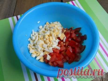 Салат с кукурузой и помидорам