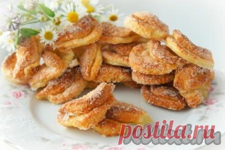 Простое печенье из творога - 11 пошаговых фото в рецепте И снова для любителей творога - простой и вкусный рецепт творожного печенья. Такое печенье из творога очень удобно брать с собой, оно нравится как взрослым, так и детям. А получается печенье очень нежным, просто тает во рту и исчезает, как "семечки". Ингредиенты