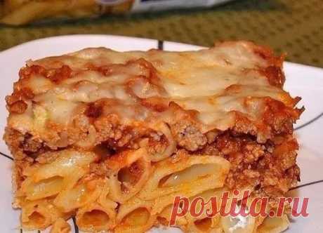 Макароны, запеченные с мясом и сыромИнгредиенты:●500 гр макарон, отварить●500 гр фарша●1 луковица●1 банка томатного соуса для спагетти●200 гр сыра моцарелла, натереть●2 ст. ложки растительного маслаСоус для макарон:100 гр майонеза + 100 гр сметаны + 100 гр молока + 3 зубчика измельченного чеснока + 100 гр сыра + соль + перецПриготовление:Разогреваем духовку до 180С.Отваренные макароны выкладываем в...