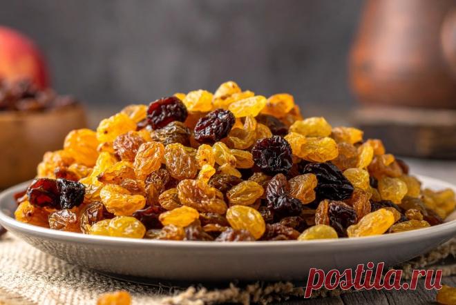 Как правильно мыть изюм, чтобы убрать всю грязь: многие совершают ошибку Сухофрукты требуют такого же тщательного мытья, как и свежие плоды, но многие хозяйки до сих пор делают это неправильно. Изюм — особенно проблемный продукт из-за своего небольшого размера и рельефной поверхности. Привычное полоскание в нескольких водах создает лишь иллюзию чистоты, смывая только