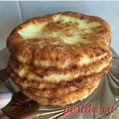 Научили готовить это чудо!!! 
Муж берет на работу, дети тягают во двор - вся семья сыта и довольна! 

Сырные лепешки 

Ингредиенты: 

200 мл кефира 
0,5 чл соли 
0,5 чл соды 
150 гр тертого сыра 
1,5-2 ст муки 

Все смешать тесто разделить на 5-6 частей, раскатать лепешки и обжарить на сковороде с маслом, можно добавить зелень.