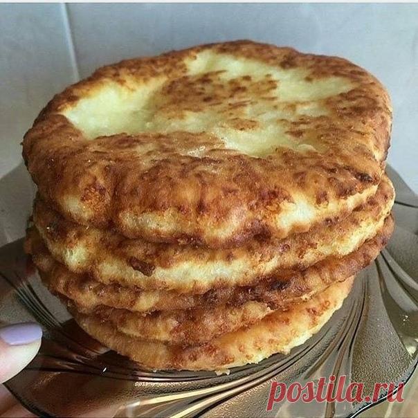 Научили готовить это чудо!!! 
Муж берет на работу, дети тягают во двор - вся семья сыта и довольна! 

Сырные лепешки 

Ингредиенты: 

200 мл кефира 
0,5 чл соли 
0,5 чл соды 
150 гр тертого сыра 
1,5-2 ст муки 

Все смешать тесто разделить на 5-6 частей, раскатать лепешки и обжарить на сковороде с маслом, можно добавить зелень.