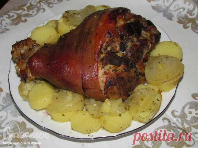 Свиная рулька, запеченная с картофелем