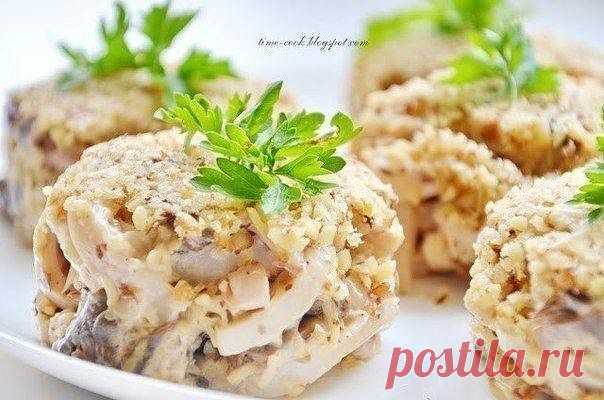 Ореховый салат с кальмарами

Ингредиенты:

500 гр. кальмаров (у меня получилось 3 штучки)
300 гр. свежих шампиньонов
1 луковица (по желанию)
70 гр. грецких орехов
100 гр. твердого сыра
зубчик чеснока
майонез
соль
зелень для украшения

Приготовление:

1. Кальмаров чистим от кожицы, закидываем в кипящую слегка подсоленную воду. Варим 3-4 минуты. Откидываем на дуршлаг.
2. Пока кальмары остывают, мелко шинкуем лук, режем пластинками грибы. Обжариваем лук и грибы до готовности,...