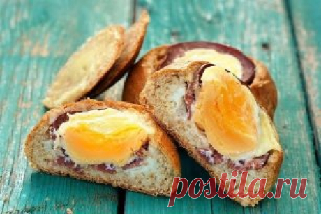 Запеченные бутерброды с яйцом и ветчиной.
Эти вкусные, сытные и очень удобные бутерброды можно приготовить и в духовке, и на мангале, и на природе на углях костра.
Ингредиенты:
Булочка для гамбургера - 2 шт.
Яйца куриные - 2 шт.
Ветчина - 2 тонких ломтика
Сыр
Соль - 2 ч.л.
Специи
Приготовление:
1. Подготовить ингредиенты. 
2. Разогреть духовку до 180 °С. С булочек срезать тонкую крышечку и удалить мякиш. Положить внутрь булочек по кусочку ветчины или бекона и аккуратно разбить в каждую по я