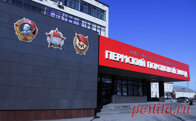 Бывшего директора оборонного завода приговорили за разглашение гостайны. Директор одного из крупнейших оборонных предприятий России показал не имевшим доступа к гостайне конфиденциальный документ, ему грозило до четырех лет колонии, но он отделался условным сроком