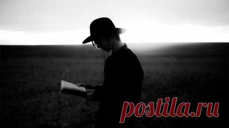 «Забыл, что женат». Интересные факты и истории о работе мозга У вас в голове находится самый невероятный компьютер на Земле. Он обладает возможностью запоминать миллиарды единиц информации и извлекать их практически мгновенно. Он может распознать шум или запах, рукописный текст или рисунок гораздо быстрее и более надежно, чем электронные компьютеры. Конечно, это ваш мозг. Он настолько сложный, что лишь несколько лет назад ученые стали понимать, как он работает и на что способен. Вот несколько…