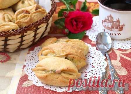 Закусочные пирожки - рецепт с фото Предлагаю вам рецепт вкусных закусочных пирожков с колбасой и сыром. Эти пирожки готовятся на основе творожного теста и на второй день становятся ещё вкуснее. У этих пирогов очень интересная формовка, а миниатюрный вид привлекает к себе внимание домочадцев.