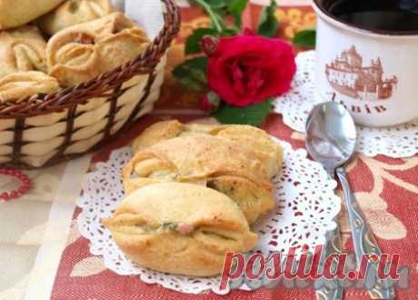 Закусочные пирожки - рецепт с фото Предлагаю вам рецепт вкусных закусочных пирожков с колбасой и сыром. Эти пирожки готовятся на основе творожного теста и на второй день становятся ещё вкуснее. У этих пирогов очень интересная формовка, а миниатюрный вид привлекает к себе внимание домочадцев.