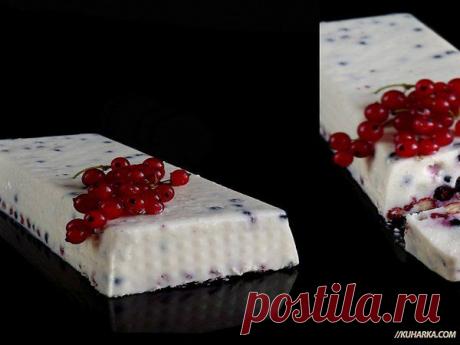 Торт ТВОРОЖНО-ЯГОДНЫЙ  **Желатин 2ст/л замочить в гор/воде. В миске соединить: творог 150г+йогурт 150мл+сахар/пудра 4ст/л, и взбить блендером. Добавить в эту творож/массу набухший желатин, и взбить снова. Прибавить землянику 80-90г и чернику 80г, перемешать деликатно. Массу вылить в форму, и в холод на 3-4часа!