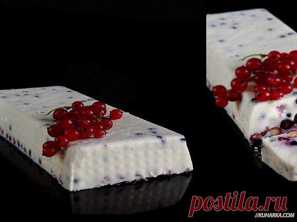 Торт ТВОРОЖНО-ЯГОДНЫЙ  **Желатин 2ст/л замочить в гор/воде. В миске соединить: творог 150г+йогурт 150мл+сахар/пудра 4ст/л, и взбить блендером. Добавить в эту творож/массу набухший желатин, и взбить снова. Прибавить землянику 80-90г и чернику 80г, перемешать деликатно. Массу вылить в форму, и в холод на 3-4часа!