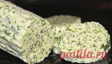 Чесночно-укропное масло на завтрак, очень ароматное и вкусное Ингредиенты:  — 100 г сливочного масла  — 1 пучок укропа  — 1 зубчик чеснока  — 6 капель лимонного сока  — соль Это чесночно-укропное ароматное масло пригодится вам не раз, например, когда вам: 1 захочется добавить изюминку в стейк мясной или же рыбный 2 заправить пельмени 3 обогатить ароматами супчик 4 на бутерброды в конце-концов Приготовление:  Зелень моем и даем обсохнуть,