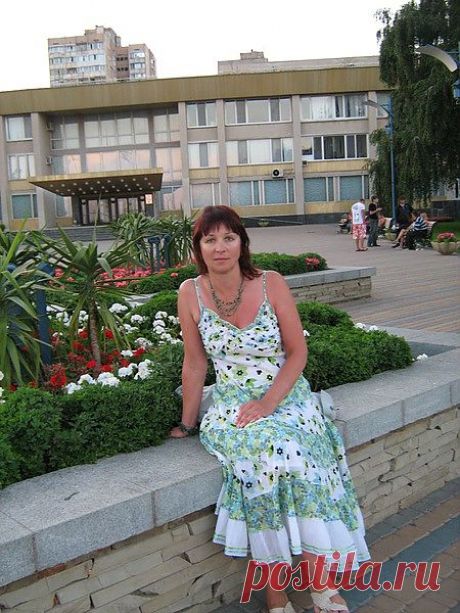 Случайное инетовское знакомство, переписка, приглашение приехать в гости. Наша незнакомка была очарована нашим городком. Место встречи изменить нельзя! Только заводское кафе с роскошным зимним садом, живой инструментальной музыкой и может быть подходящим местом для встречи со столичной гостьей. На прощание обозреваем  внутренний дворик кафе. Любуемся отсветом заката в стеклах фешенебельной гостиницы. Уходим. Прощальное фото на память. Оно будет возвращать нам эти чудесные мгновения ...  

.
