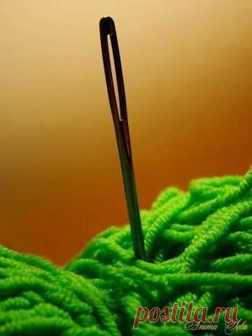 Если вы пошли плавать в бассейне, а в особенности в море, обязательно возьмите с собой иголку или булавку, прикрепив ее к плавкам. При внезапной судороге, кольните иголкой туда, где сводит - судорога сразу пройдет. Более 80% утонувших, утонуло именно из-за судороги.