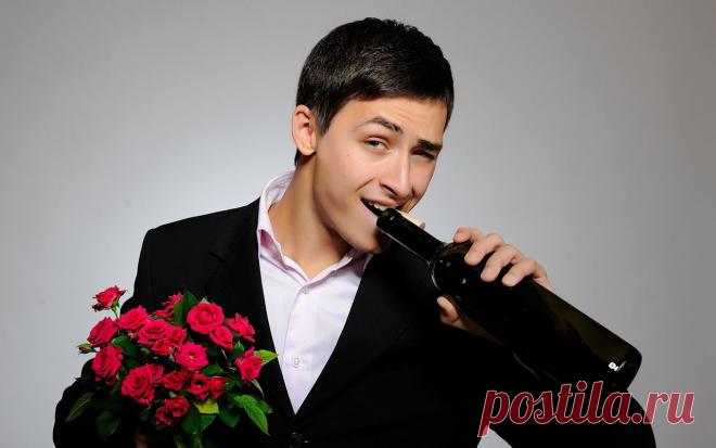 витас , букет  красных роз и бутылка в виде микрофона