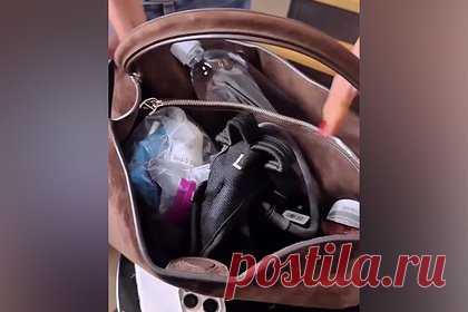 В сети высмеяли содержимое сумки Дженнифер Энистон