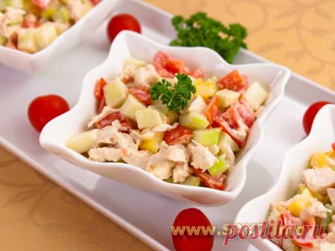Салат с сельдереем, яблоком и куриным филе Сельдерей придает яркий вкус и аромат салату. Салат получается легкий и очень вкусный.
