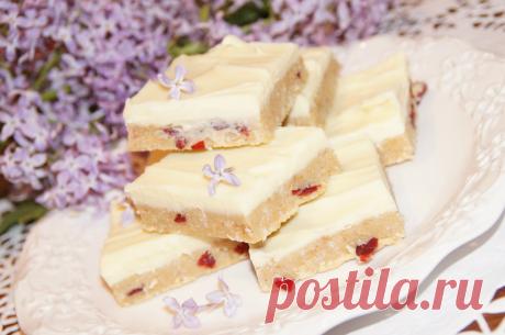 Французское пирожное с сушеной вишней,кокосом и белым шоколадом.