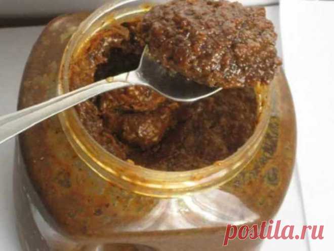 Что лечит мед с прополисом: целебная смесь от 100 болезней По вкусу мед с прополисом ничуть не отличается от привычного нам пчелиного десерта. Он имеет тот же желтоватый цвет, ту же кремовую консистенцию и радует душистым ароматом. Но употребление подобной смеси является вдвое более полезным, чем применение любого из пчелопродуктов по отдельности.