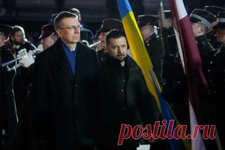 Зеленский прибыл в Ригу. Президент Украины Владимир Зеленский прибыл с визитом в Латвию. В ходе визита Зеленский проведет встречи с президентом Латвии Эдгаром Ринкевичем и представителями правительства страны. Ринкевич встретил украинского президента в Риге. Ранее Зеленский посетил с визитом Литву и Эстонию.