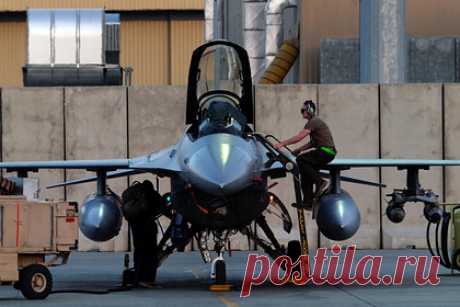 Американские F-16 будут использовать еще 20 лет. Американские однодвигательные истребители F-16 Fighting Falcon после модернизации будут использовать до 2040-х годов, сообщил руководитель программы F-16 Центра управления жизненным циклом ВВС Тим Бейли. Модернизированный истребитель получит новую радиолокационную станцию.