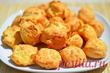 ЭКЛЕРЫ 
Ингредиенты:

 Масло сливочное — 100 г
 Яйцо — 4 шт.
 Мука — 180 г
 Соль — 1/2 ч.л.
 Вода — 250 мл
 Заварной крем — опционально

Приготовление:

1. Подготовить ингредиенты.
2. Доведите воду до кипения, растопите в воде масло и добавьте соль.
3. Добавьте туда муку. Тщательно перемешайте деревянной лопаткой.
4. Как только тесто начнет отходить от стенок, скатается в комок, поварите его ещё пару минут и снимите с огня. 
Тесто должно хорошо остыть, чтобы добавляемые яй...