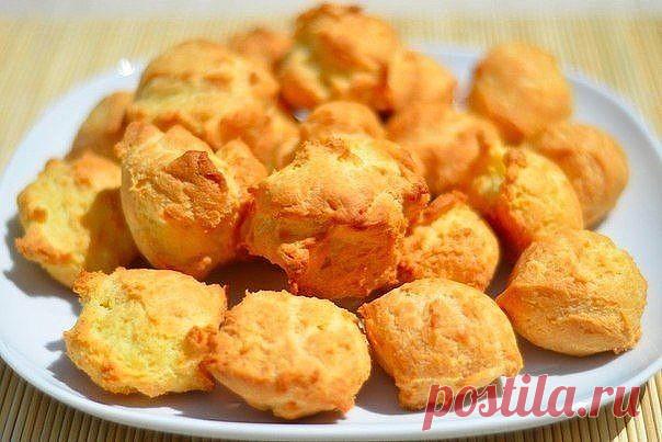 ЭКЛЕРЫ 
Ингредиенты:

 Масло сливочное — 100 г
 Яйцо — 4 шт.
 Мука — 180 г
 Соль — 1/2 ч.л.
 Вода — 250 мл
 Заварной крем — опционально

Приготовление:

1. Подготовить ингредиенты.
2. Доведите воду до кипения, растопите в воде масло и добавьте соль.
3. Добавьте туда муку. Тщательно перемешайте деревянной лопаткой.
4. Как только тесто начнет отходить от стенок, скатается в комок, поварите его ещё пару минут и снимите с огня. 
Тесто должно хорошо остыть, чтобы добавляемые яй...