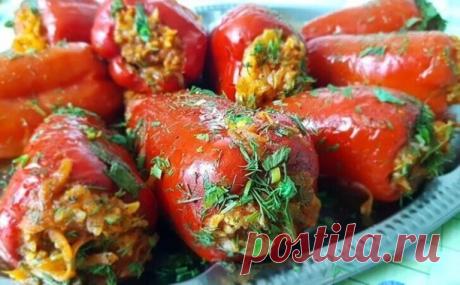 Фаршированные перцы по-турецки. В отличие от привычных нам перцев, эти готовятся совершенно без мяса, а получаются еще вкуснее. Главный секрет тонкости вкуса в ряде приправ и хорошем подборе начинки. 
 
Ингредиенты: 12 перцев, 7 сырых картофелин, лук, морковь, 3 помидора, 200 граммов шампиньонов, 110 миллилитров растительного масла, 2 столовые ложки сметаны, 100 миллилитров сливок, 2 чайные ложки соли, чайная ложка мяты, чайная ложка паприки, 200 миллилитров воды, пучок ук...