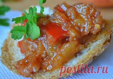 ИКРА ИЗ БАКЛАЖАН С ЯБЛОКАМИ
НЕОБЫКНОВЕННО ВКУСНЫЙ РЕЦЕПТ!!!!!!!!

ИНГРЕДИЕНТЫ:
Баклажаны - 1 кг.
Яблоки - 1 кг.
Помидоры - 1 кг.
Болгарский перец (красный) - 0,5 кг.
Лук - 2 шт.
Растительное масло - 1 стакан (200 мл)
Сахар - 1 ст.л.
Соль - 1 ст.л.

РЕЦЕПТ ПРИГОТОВЛЕНИЯ:
Порезать лук и обжарить в растительном масле (200 мл) до мягкости.
Помидоры протереть на тёрке, кожицу выбросить. Томатный сок слить в кастрюлю.
Очистить баклажаны от кожуры и порезать кубиками.
Болгарский ...