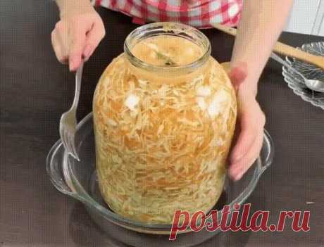 Вкусная хрустящая квашеная капуста в рассоле Вкусная хрустящая квашеная капуста в рассоле
Квашеная капуста по этому рецепту получается очень вкусная, хрустящая, а также довольно быстро готовится! Мять руками ее не придется, так как заквашивается она в рассоле. Рецепт очень простой и проверен годами!
Ингредиенты на 3-х литровую банку:
- 2-2,3 кг белокочанной капусты (поздних сортов)
- 2 средних морковки
- 3-4 лавровых листа
- несколько горошин черного или душистого перца (н...