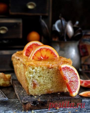 Кекс с красными апельсинами Ингредиенты:Сахар — 100 гЯйца — 2 шт.Апельсин — 1 шт.Сливочное масло — 50 г Оливковое масло extra virgin — 70 млМука — 110 гРазрыхлитель — 4 гПриготовление:1. С апельсина снять цедру и перетереть с сахаром, накрыть пленкой и оставить на 1...