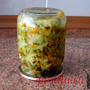 У КОГО ЕЩЕ ОСТАЛИСЬ КАБАЧКИ!!! Забирайте эту подборку себе на стенку или в закладки, в следующем году пригодится.
Закуска из кабачков острая
Ингредиенты:
4 кг кабачков,
1 стак. томатной пасты,
1 стак. растительного масла,
1 стак. нарезанного чеснока,
2 ст.л. соли,
3 ст.л. уксуса.
Приготовление:
Кабачки очистить, нарезать кубиками, перемешать с маслом и томатной пастой и тушить 40 минут. За 5 минут до окончания добавить уксус и чеснок. Закатать.
Острая закуска из кабачков
Ингредиенты:
3 к