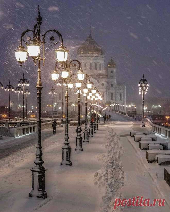 Патриарший мост. Москва.
📷 Елена Крижевская
