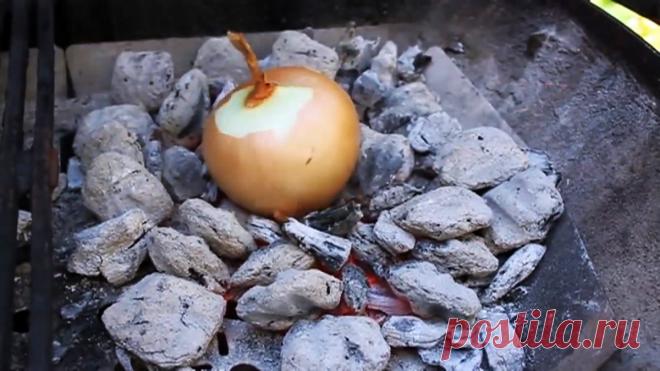 Кидаем лук на угли и получаем деликатес Соусы с ароматом дыма в разы вкуснее, чем что-либо приготовленное просто на плите или в духовке. В следующий раз, запекая на углях рыбу или мясо, обязательно попробуйте этот рецепт. Это почти деликатес, вкус которого точно запомнится надолго. Ингредиенты: лук – 2 шт.; болгарский перец – 1 шт.;