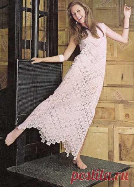 Como No Tempo da Vovó: VESTIDO LONGO EM CROCHÊ FILÉ COM GRÁFICOS