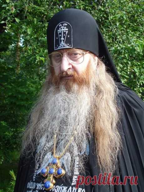 — Можно ли молиться молитвой Иисусовой за других людей, в частности за детей и других родственников? 

— Иисусовой молитвой за других людей молиться можно. Некоторые подвижники молятся за весь мир. «Господи Иисусе Христе, Сыне Божий, помилуй нас грешных». Но мы за весь мир молиться не должны, потому что мы люди немощные, нам бы за себя помолиться. Пользы такая наша молитва все равно не принесет, а если мы дерзнем на нее, то, пожалуй, надорвемся, как человек, который хочет ...